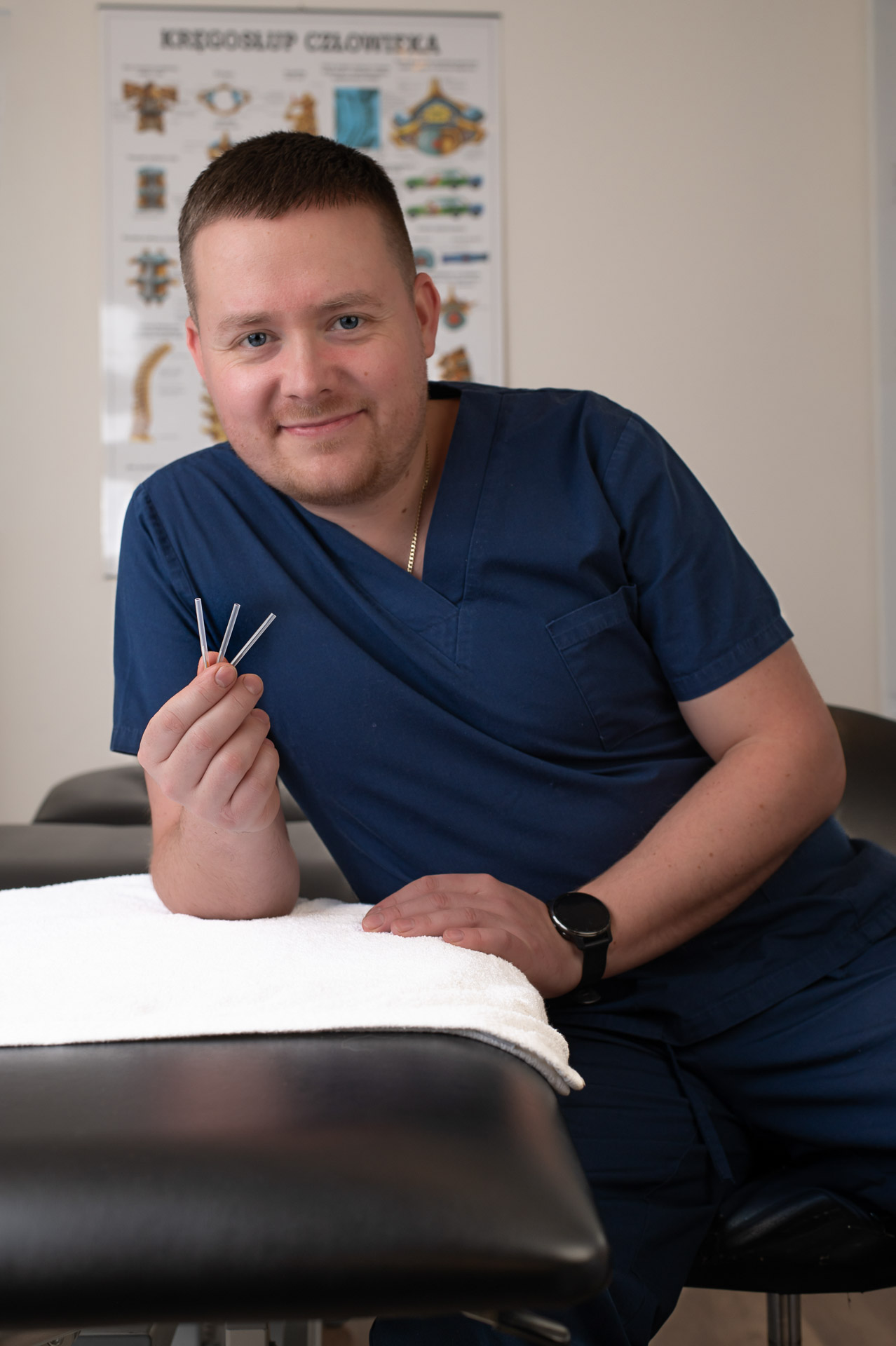 Jacek Moczydłowski przygotowany do rozmowy o przebiegu wizyty z akupunkturą.