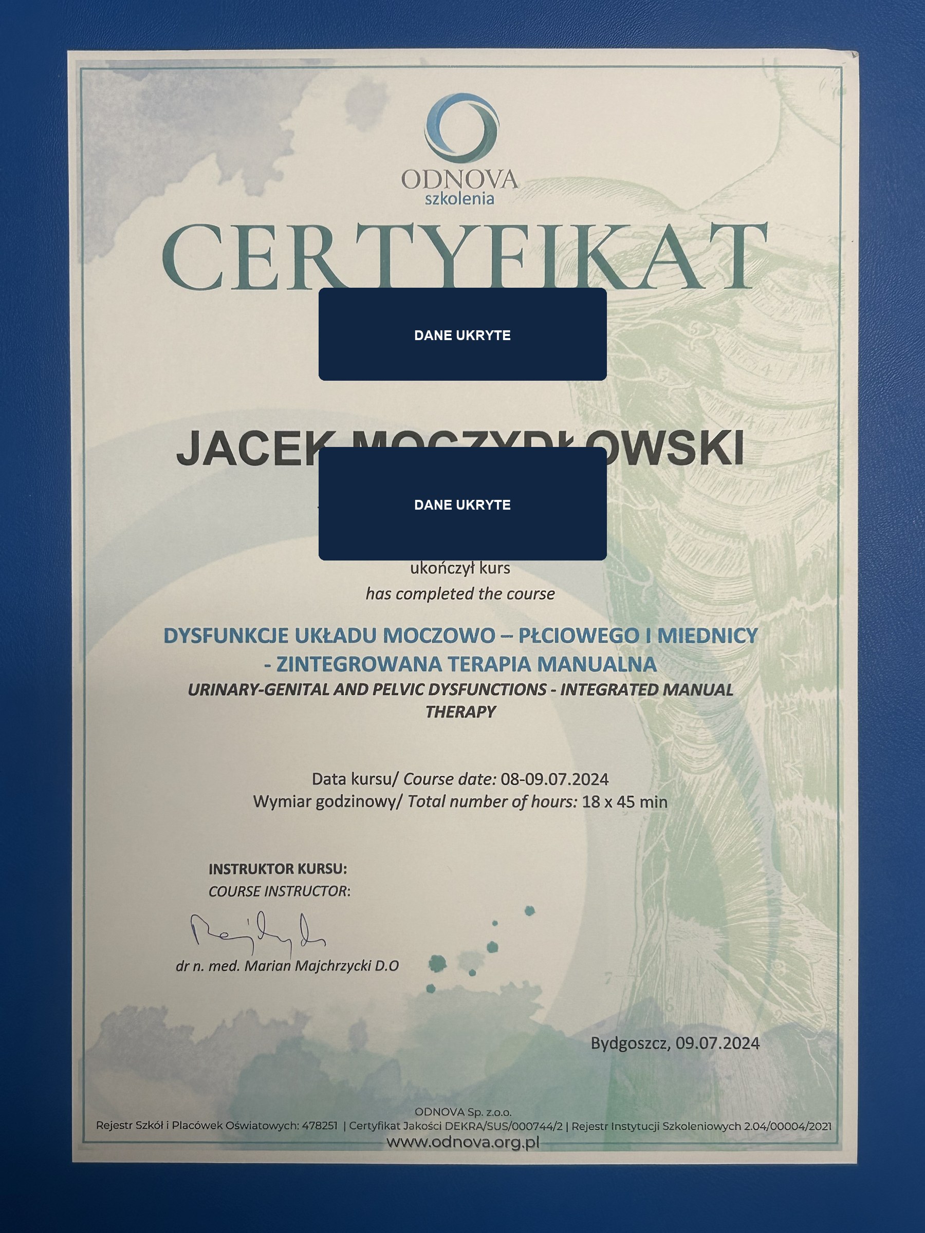 Certyfikat Jacka Moczydłowskiego dotyczący terapii manualnej miednicy, z ukrytymi danymi wrażliwymi.