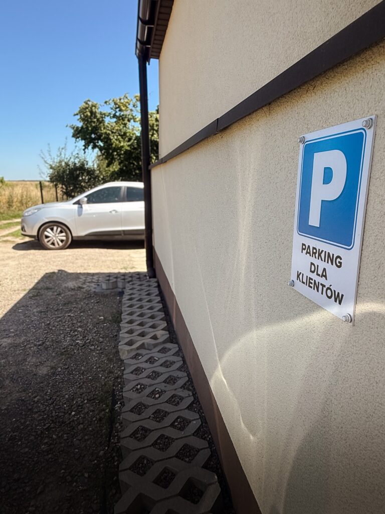 Oznaczenie parkingu dla klientów przy budynku gabinetu.